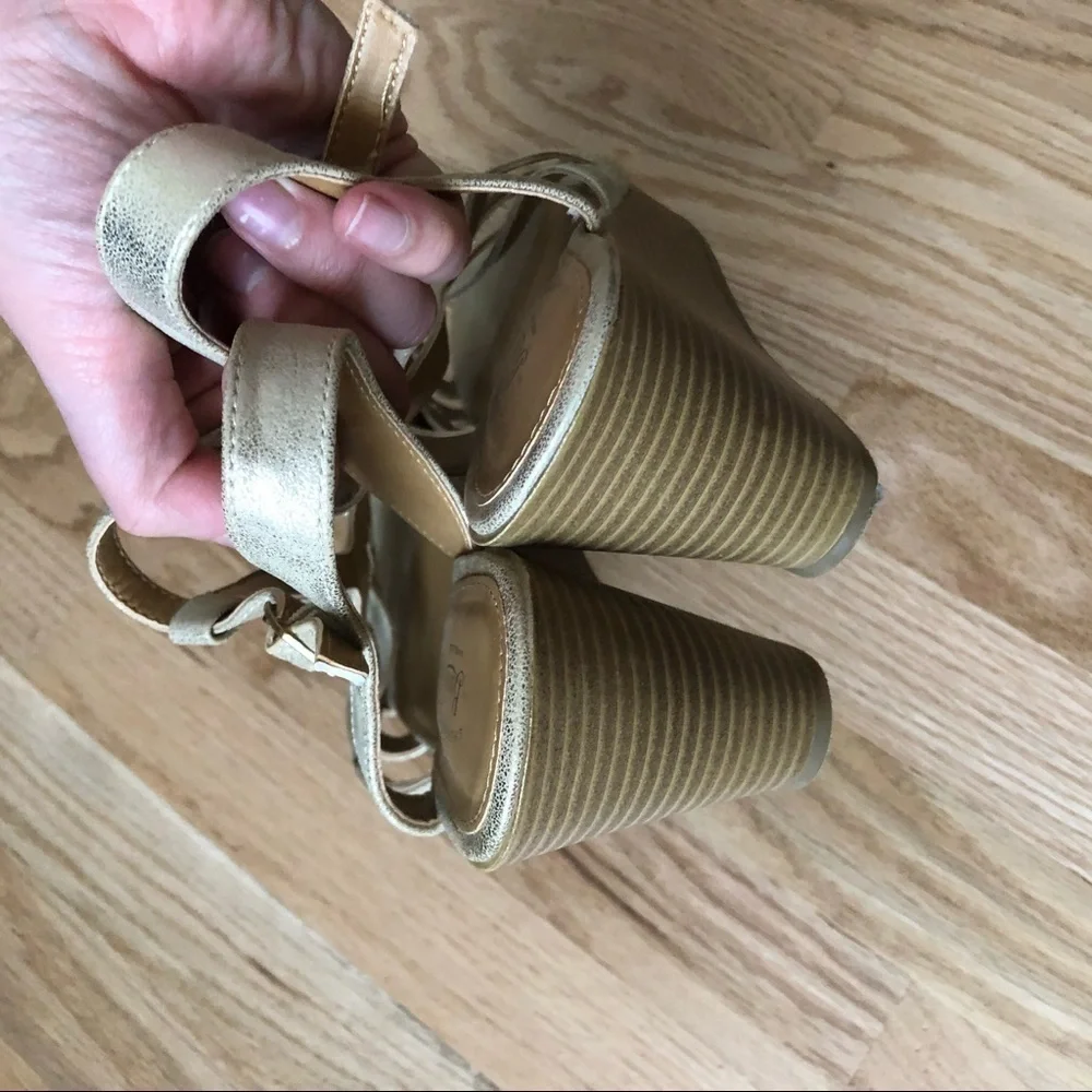 Bass Gold Woven Wedge Sandals 8.5 Leather